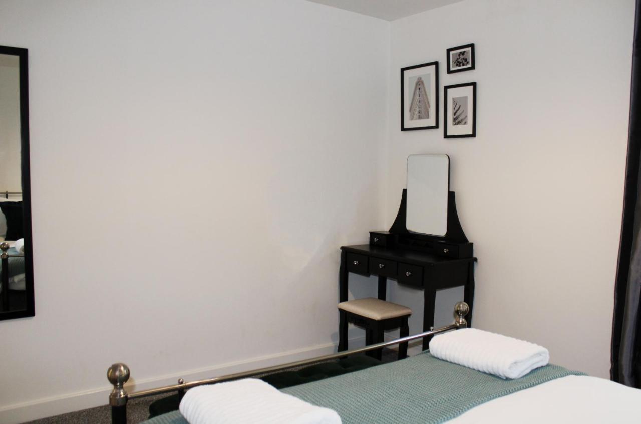 - Private Flat With Garden & Parking 08 *
