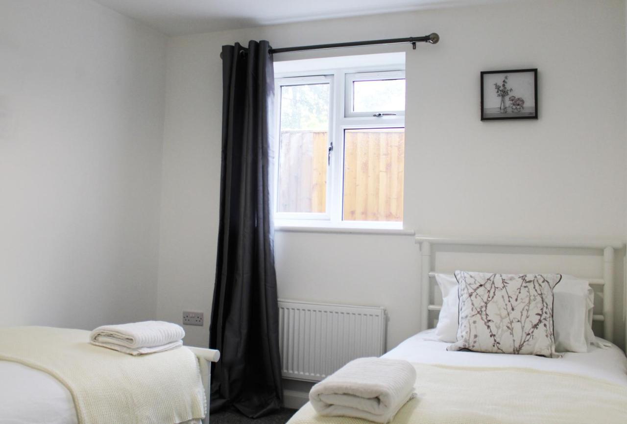 - Private Flat With Garden & Parking 08