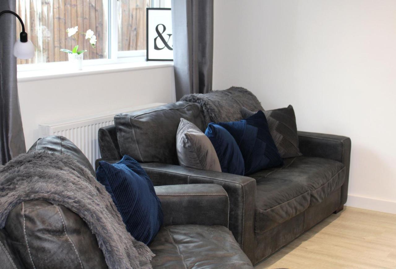 - Private Flat With Garden & Parking 08 Apartment *